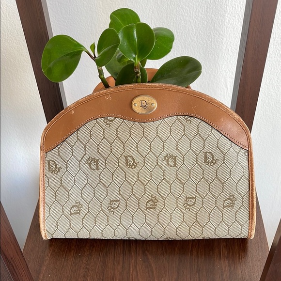 💥CHRISTIAN DIOR💥 Vintage honeycomb tan clutch or pouch with gold hardware